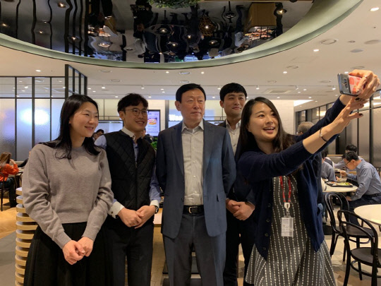 신동빈 롯데그룹 회장(왼쪽 세번째)이 4일 서울 잠실 롯데월드타워 지하 구내식당에서 롯제지주 임직원들의 요청에 응해 '셀카'를 찍고 있다.  롯데그룹 제공